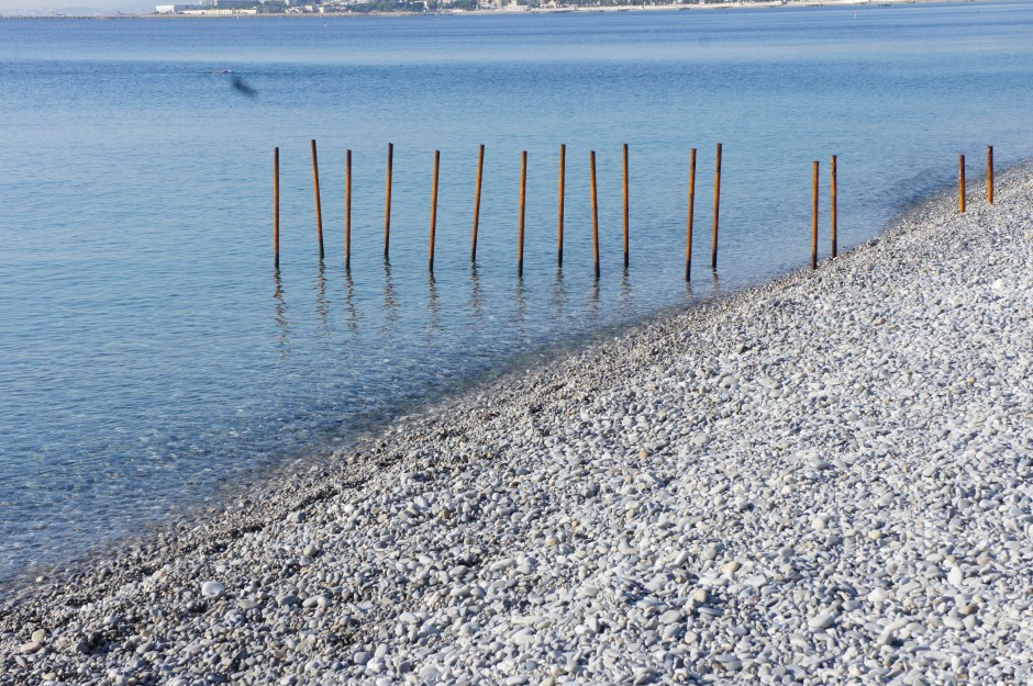 mer-mediterrannée-nice-galets-plage-automne