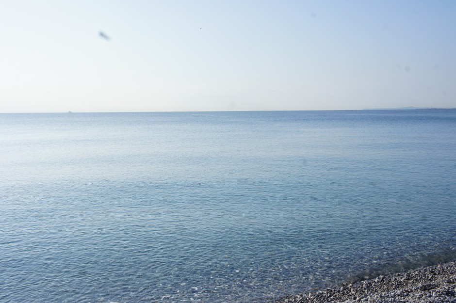 Mer-mediterrannée-nice-alpes-maritimes-plage-galets-contempler