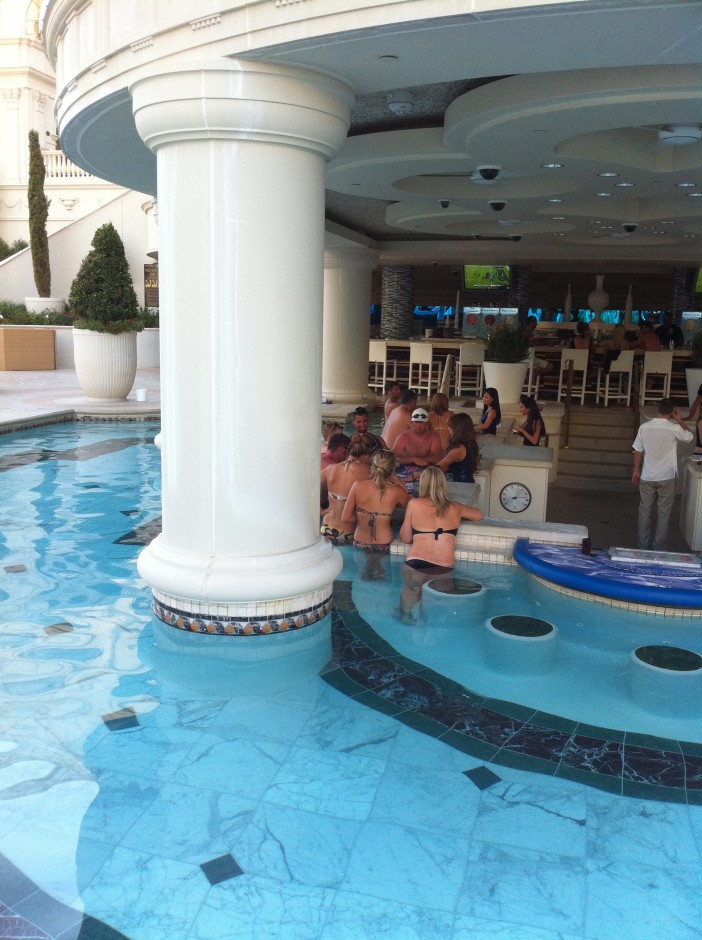 hotel-las-vegas-voyage-piscine-table-de-jeu-bar-blackjack-poker