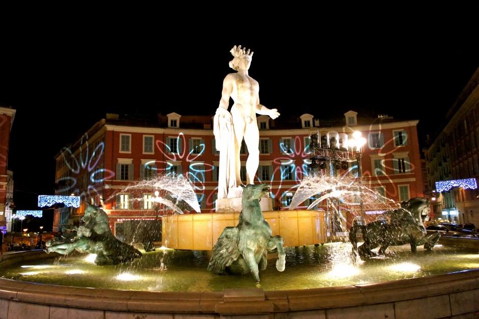 Nice-promenade-paillon-noel-2014-illuminations-fontaine-place-massena