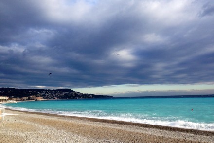 promenade-des-anglais-fevrier-cote-d-azur-mer-nuage-couleurs-paysage