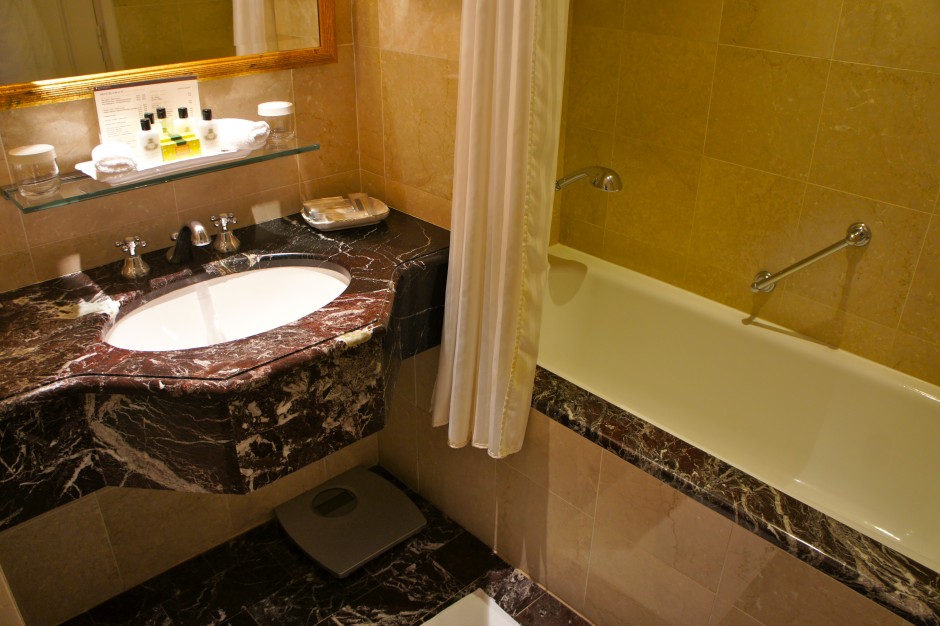 chambre-hotel-intercontinental-carlton-cannes-croisette-salle-de-bains-marbre