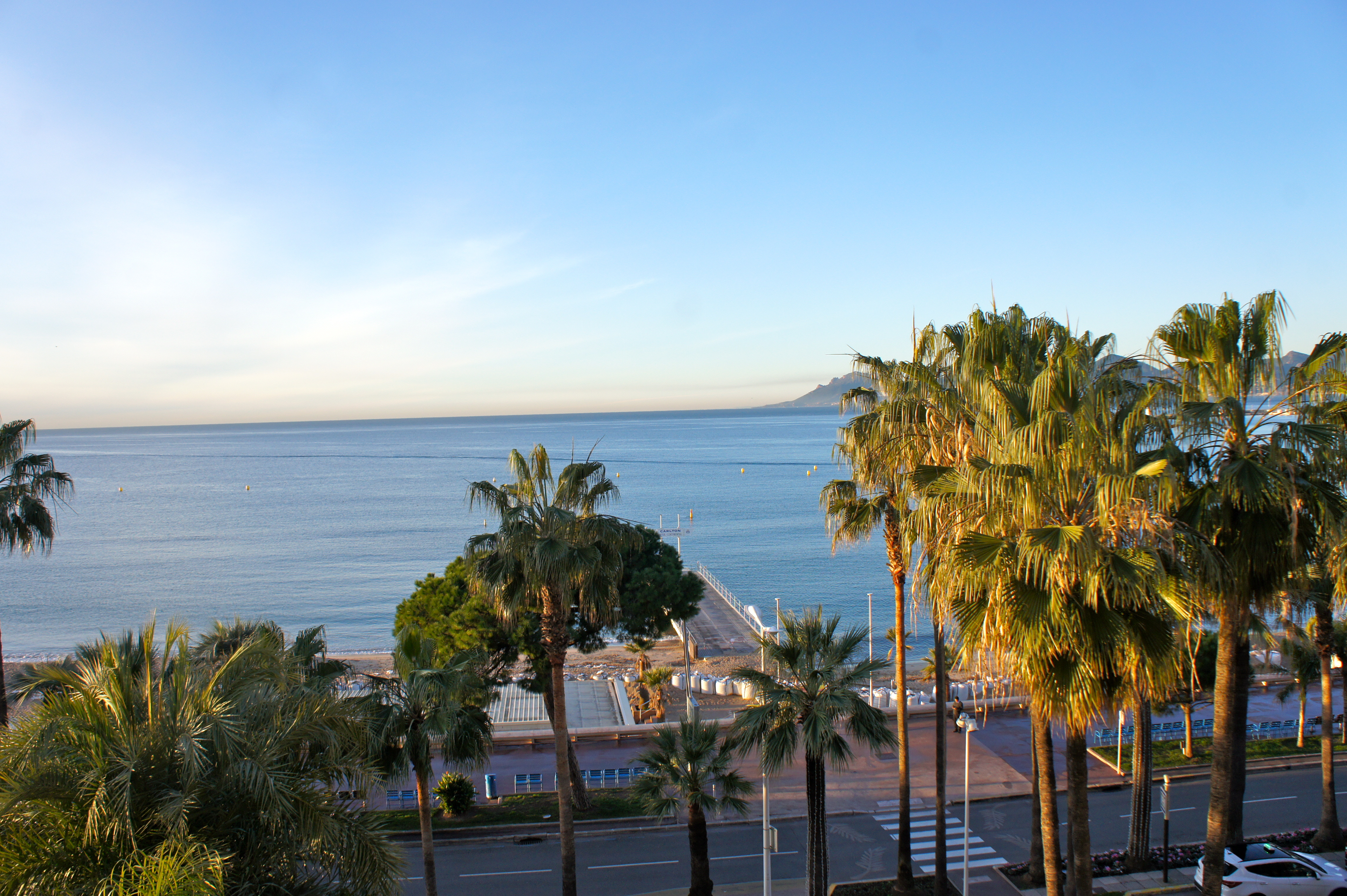 chambre-hotel-intercontinental-carlton-cannes-croisette-reveil-vue-mer