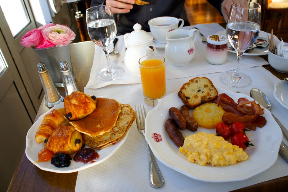 chambre-hotel-intercontinental-carlton-cannes-croisette-petit-dejeuner-breakfast-buffet-champagne