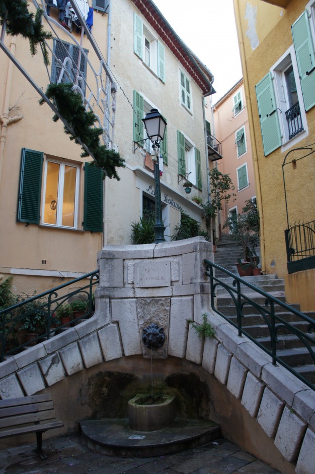 visiter-villefranche-sur-mer-vieux-village-ruelles-fontaine